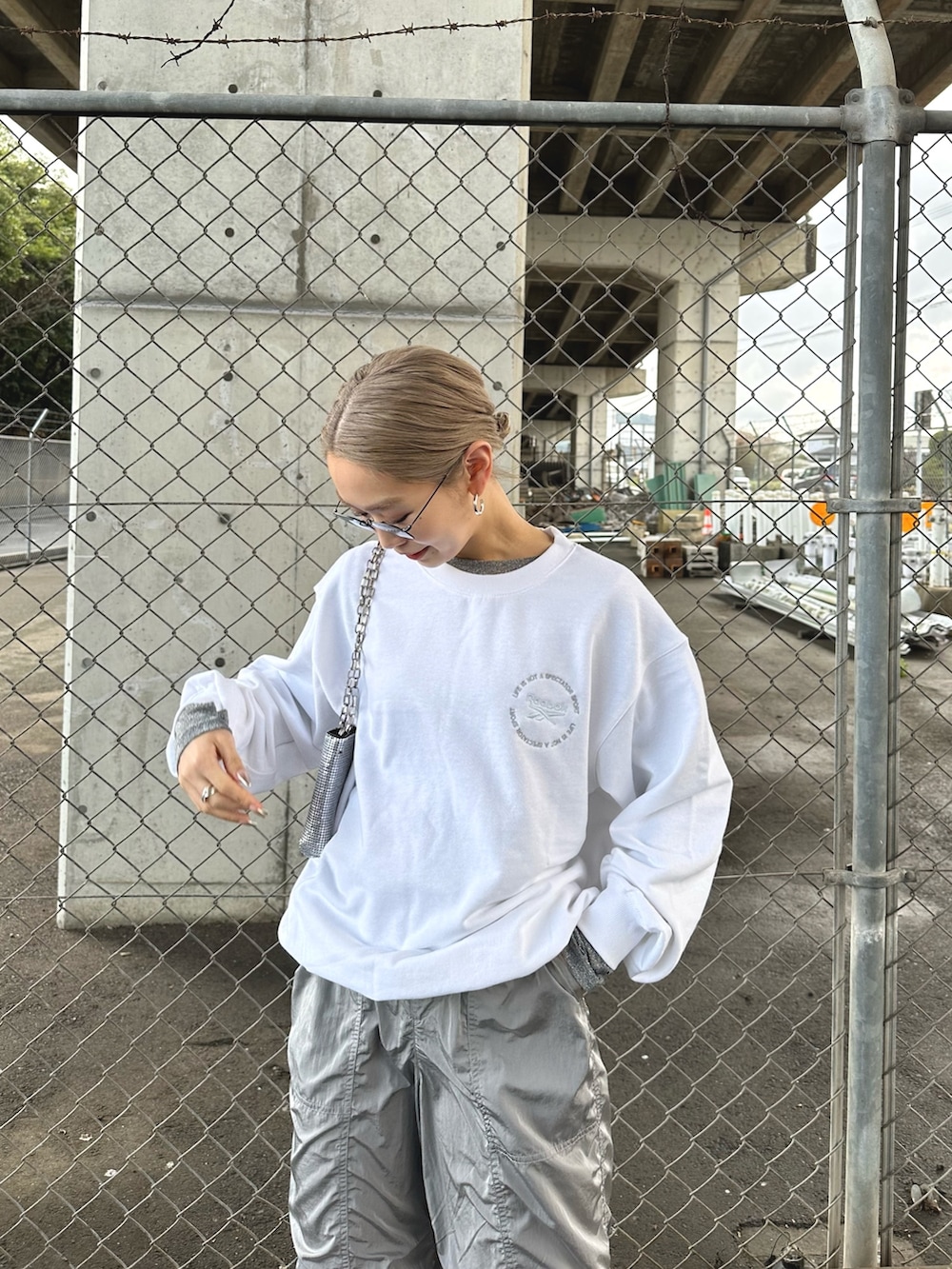 「お出かけコーデ、大人カジュアル、きれいめカジュアル、reebok、ナイロンパンツ、スウェット、ロゴパーカー、春カラー、CIAOPANIC TYPY」｜「CIAOPANIC TYPYの【Reebok別注】サークル刺繍スウェット（トップス、ホワイト系）」を使った、ponsan0529さん（レディース・156cm）の冬コーディネートの2枚目の写真
