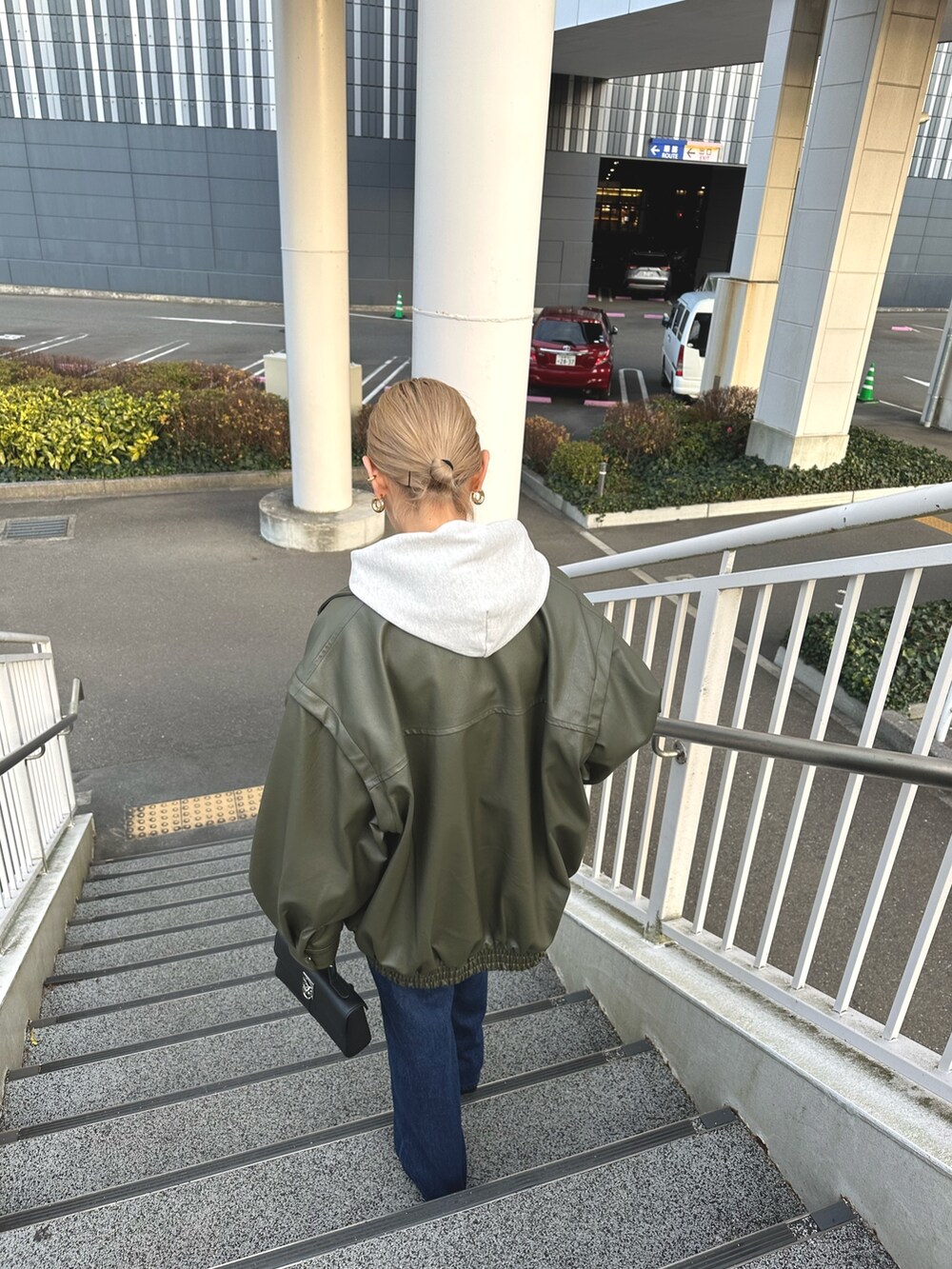 「冬を彩る色いろコーデ、デニム、大人カジュアル、プチプラ、レザージャケット、ラクチンコーデ、パーカー、パーカーコーデ、フェイクレザー、CIAOPANIC TYPY、ブルゾン」｜「CIAOPANIC TYPYの【ユニセックス】フェイクレザー2WAYスタンドブルゾン（ライダースジャケット、グリーン系）」を使った、ponsan0529さん（レディース・156cm）の冬コーディネートの2枚目の写真