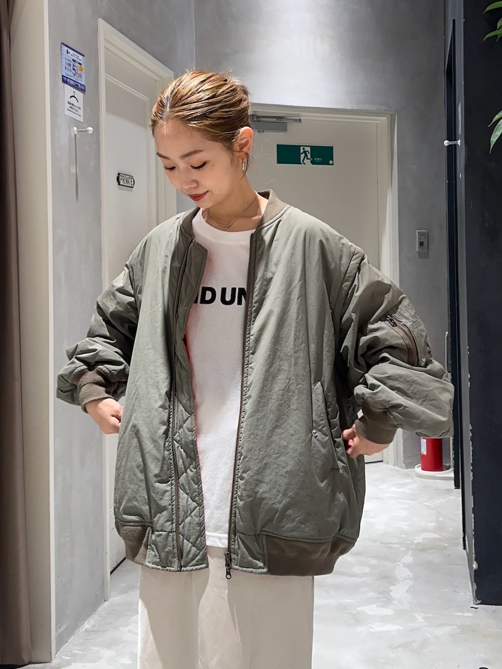 「ロゴT、モノトーン、ロングスカート、きれいめカジュアル、お出かけコーデ、秋服準備はじめました、ママファッション、ゆるシルエット、ラクチンコーデ、大人かわいい、MA-1、着こなしのちょこっとテク、デートコーデ、シンプルコーデ、マーメイドスカート」｜「CIAOPANIC TYPYの【ユニセックス】2WAYボリュームスリーブMA-1（MA-1、グリーン系）」を使った、ponsan0529さん（レディース・156cm）の夏コーディネートの2枚目の写真