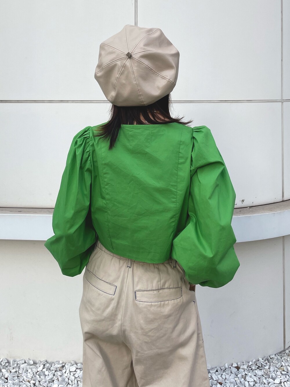 「jouetie、jouetiefashionista、jouetie_ootd、ジュエティ、カラーコーデ、スクエアネック(ネック)、ブラウス×パンツ、ジョガーパンツ、ベレー帽、アイボリーコーデ、低身長コーデ、152cm、ドクターマーチン、Dr.Martens、150cmコーデ」|「jouetieのBIGベレー(ハンチング/ベレー帽、ホワイト系)」を使った、ERIKOさん(レディース・152cm)の冬コーディネートの6枚目の写真