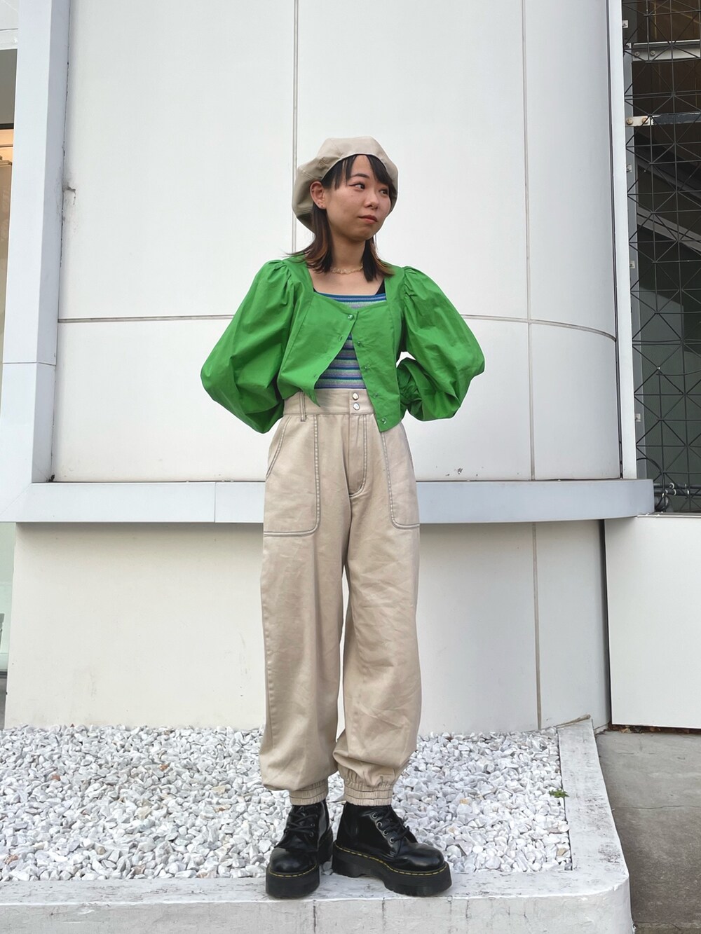 「jouetie、jouetiefashionista、jouetie_ootd、ジュエティ、カラーコーデ、スクエアネック(ネック)、ブラウス×パンツ、ジョガーパンツ、ベレー帽、アイボリーコーデ、低身長コーデ、152cm、ドクターマーチン、Dr.Martens、150cmコーデ」|「jouetieのBIGベレー(ハンチング/ベレー帽、ホワイト系)」を使った、ERIKOさん(レディース・152cm)の冬コーディネートの3枚目の写真