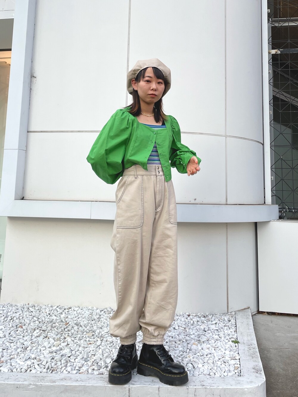 「jouetie、jouetiefashionista、jouetie_ootd、ジュエティ、カラーコーデ、スクエアネック(ネック)、ブラウス×パンツ、ジョガーパンツ、ベレー帽、アイボリーコーデ、低身長コーデ、152cm、ドクターマーチン、Dr.Martens、150cmコーデ」|「jouetieのBIGベレー(ハンチング/ベレー帽、ホワイト系)」を使った、ERIKOさん(レディース・152cm)の冬コーディネートの2枚目の写真