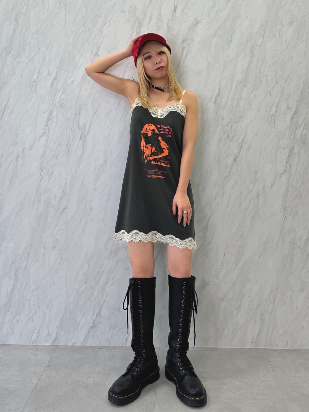 ブラック系のブーツ、ブラック系のワンピース、ブラック系のチョーカーを着用したレディースの夏コーディネートの3枚目の写真