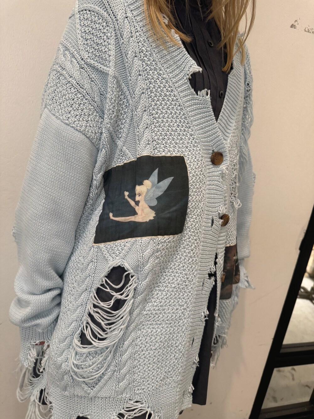 ブラック系のブーツ、グレー系のワンピース、ブルー系のカーディガン/ボレロを着用したレディースの夏コーディネートの9枚目の写真