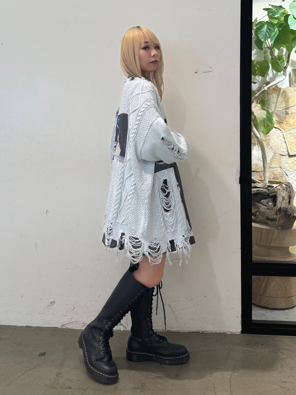 ブラック系のブーツ、グレー系のワンピース、ブルー系のカーディガン/ボレロを着用したレディースの夏コーディネートの2枚目の写真