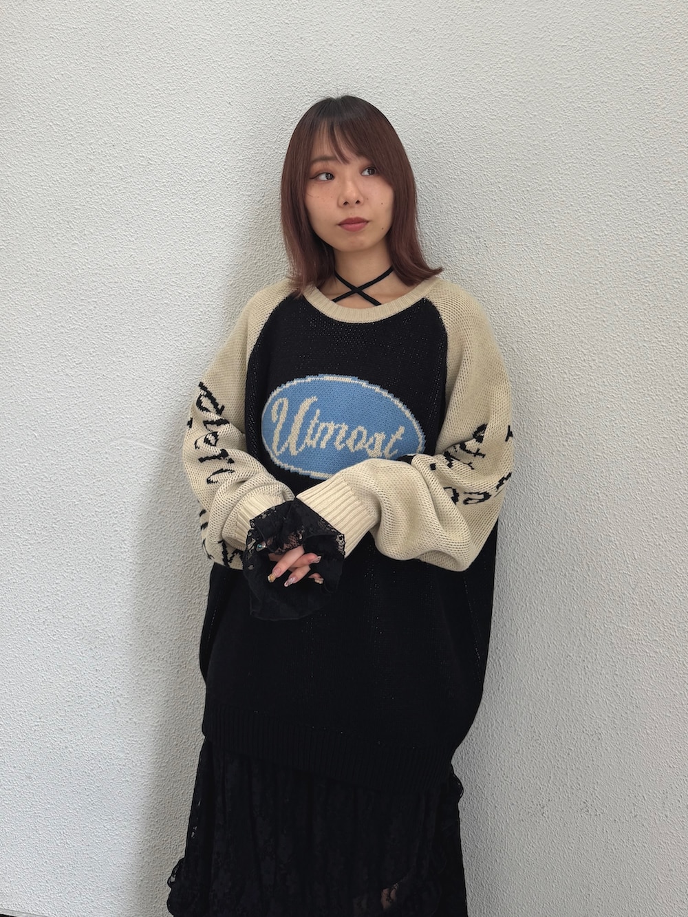 ブラック系のワンピース、ブラック系のニット/セーターを着用したレディースの秋コーディネートの3枚目の写真