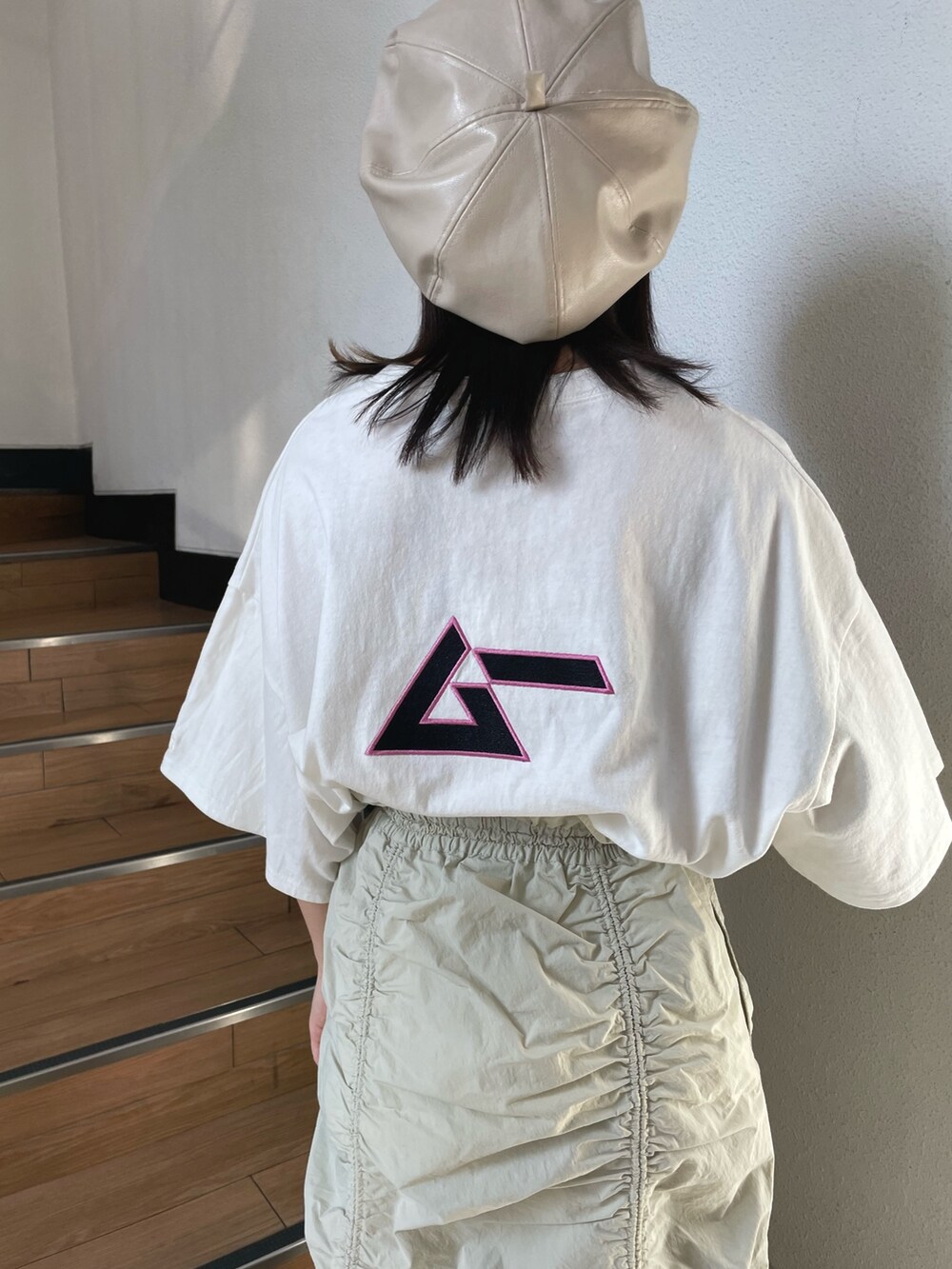 ホワイト系のTシャツ/カットソー、ホワイト系のスカート、ホワイト系のハンチング/ベレー帽を着用したレディースの春コーディネートの4枚目の写真