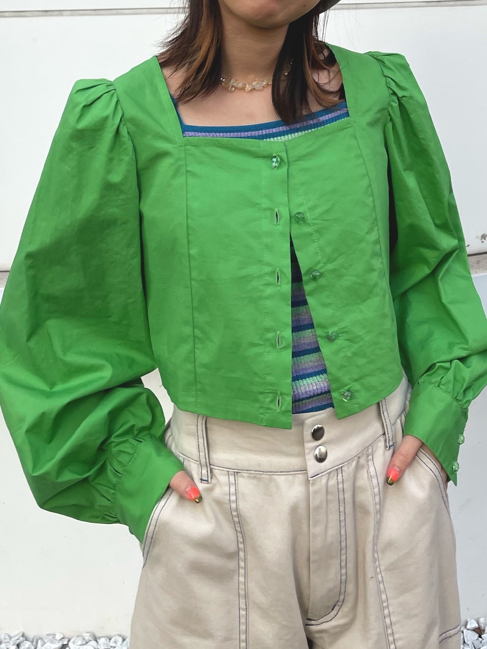 「jouetie、jouetiefashionista、jouetie_ootd、ジュエティ、カラーコーデ、スクエアネック(ネック)、ブラウス×パンツ、ジョガーパンツ、ベレー帽、アイボリーコーデ、低身長コーデ、152cm、ドクターマーチン、Dr.Martens、150cmコーデ」|「jouetieのBIGベレー(ハンチング/ベレー帽、ホワイト系)」を使った、ERIKOさん(レディース・152cm)の冬コーディネートの5枚目の写真