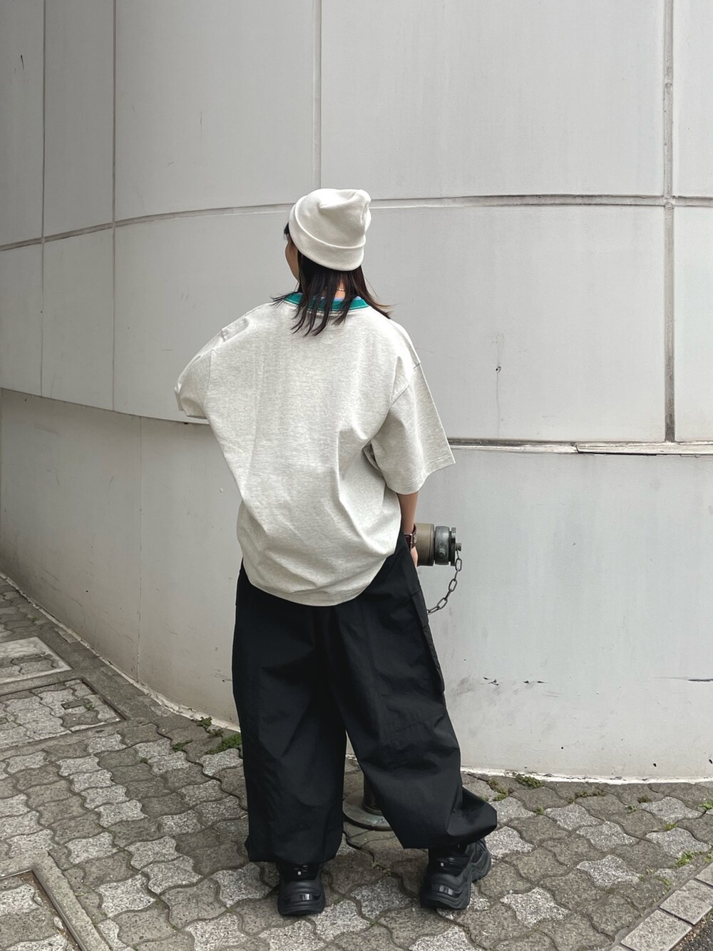 「jouetie、ジュエティ、低身長コーデ、152cm、150cmコーデ、骨格ウェーブ、イエベ春、Champion、チャンピオン、ストリートコーデ、メンズライクコーデ、スケータースタイル、Tシャツ、カーゴパンツ、春服デビュー宣言」｜「jouetieのchampionロゴBIGT【コラボ】（Tシャツ/カットソー、グレー系）」を使った、ERIKOさん（レディース・152cm）の春コーディネートの3枚目の写真