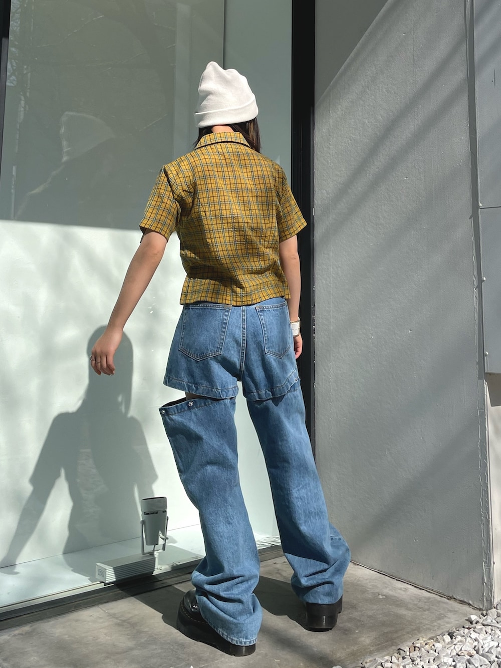 「jouetie、ジュエティ、低身長コーデ、152cm、150cmコーデ、骨格ウェーブ、イエベ春、ストリートコーデ、メンズライクコーデ、チェックシャツ、デニムコーデ、シャツコーデ、レッグウォーマー、古着コーデ、ストリートファッション」｜「jouetieのZIPコンパクトシャツ（シャツ/ブラウス、イエロー系）」を使った、ERIKOさん（レディース・152cm）の春コーディネートの3枚目の写真