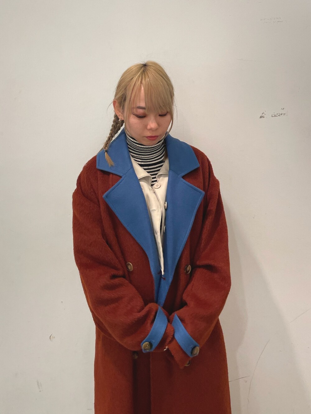 ホワイト系のワンピース、その他のニット/セーター、ブラウン系のチェスターコートを着用したレディースの冬コーディネートの7枚目の写真