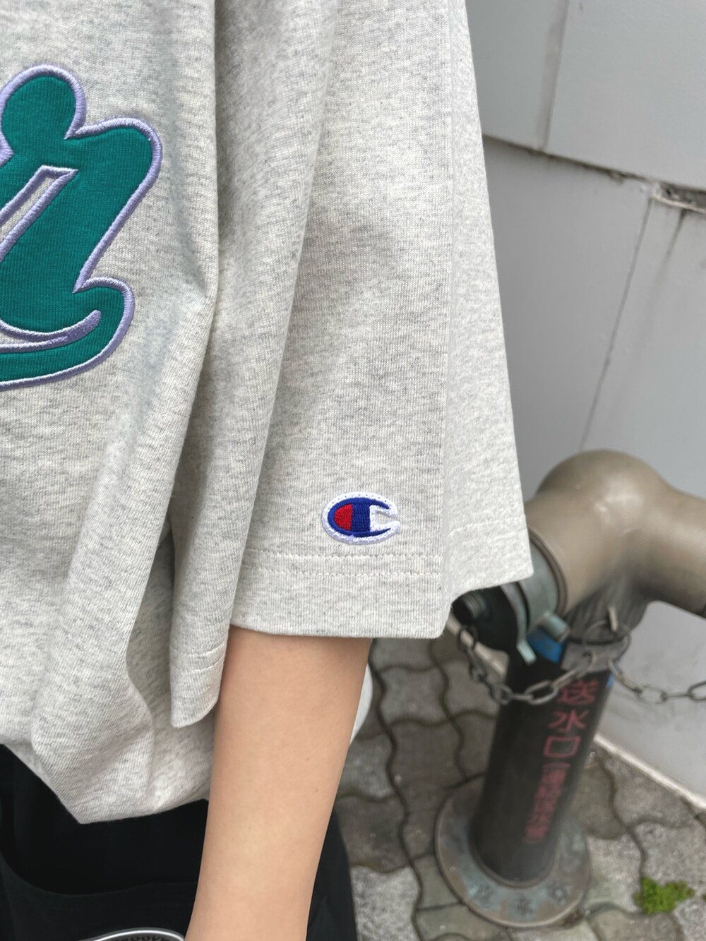 「jouetie、ジュエティ、低身長コーデ、152cm、150cmコーデ、骨格ウェーブ、イエベ春、Champion、チャンピオン、ストリートコーデ、メンズライクコーデ、スケータースタイル、Tシャツ、カーゴパンツ、春服デビュー宣言」｜「jouetieのchampionロゴBIGT【コラボ】（Tシャツ/カットソー、グレー系）」を使った、ERIKOさん（レディース・152cm）の春コーディネートの6枚目の写真