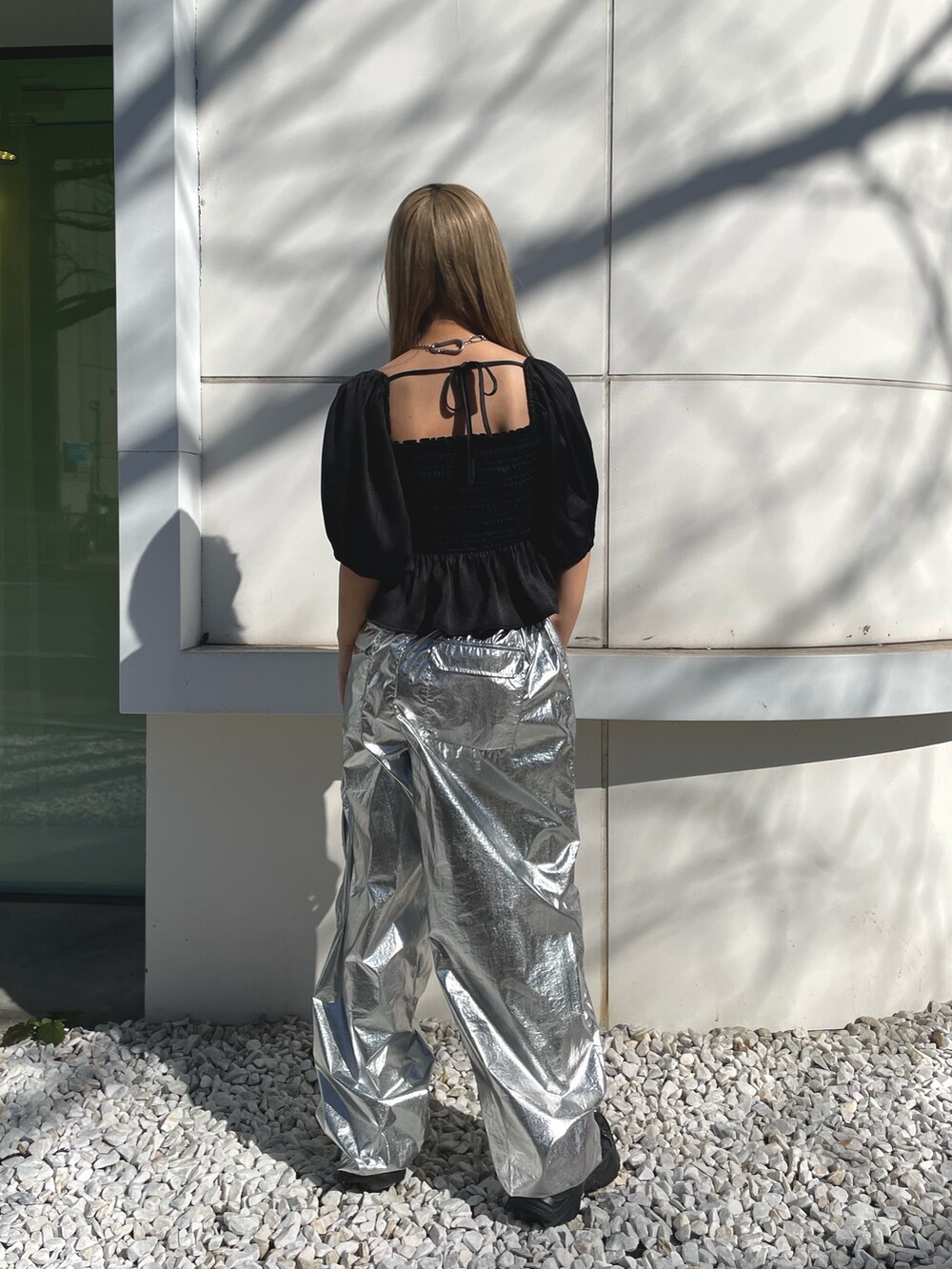 シルバー系のカーゴパンツ、ブラック系のシャツ/ブラウスを着用したレディースの冬コーディネートの4枚目の写真