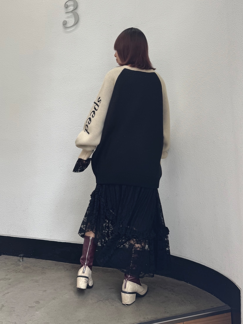 ブラック系のワンピース、ブラック系のニット/セーターを着用したレディースの秋コーディネートの2枚目の写真