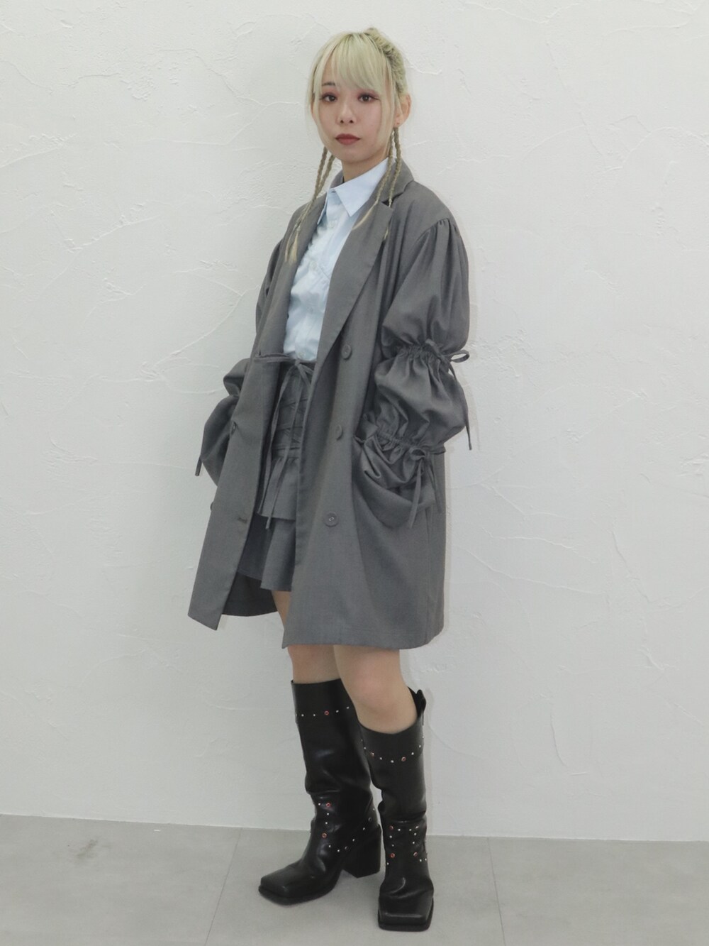 「jouetie、ジュエティ、低身長、低身長コーデ、骨格ウェーブ、イエベ春、ジャケット、セットアップ、リボン、バレエコア、ティアードスカート、ウエスタンブーツ、最近のいい感じコーデ、淡色コーデ、お出かけコーデ」｜「jouetieのリボンスリーブジャケットミニワンピース【セットアップ対応】（テーラードジャケット、グレー系）」を使った、ERIKOさん（レディース・152cm）の秋コーディネートの3枚目の写真