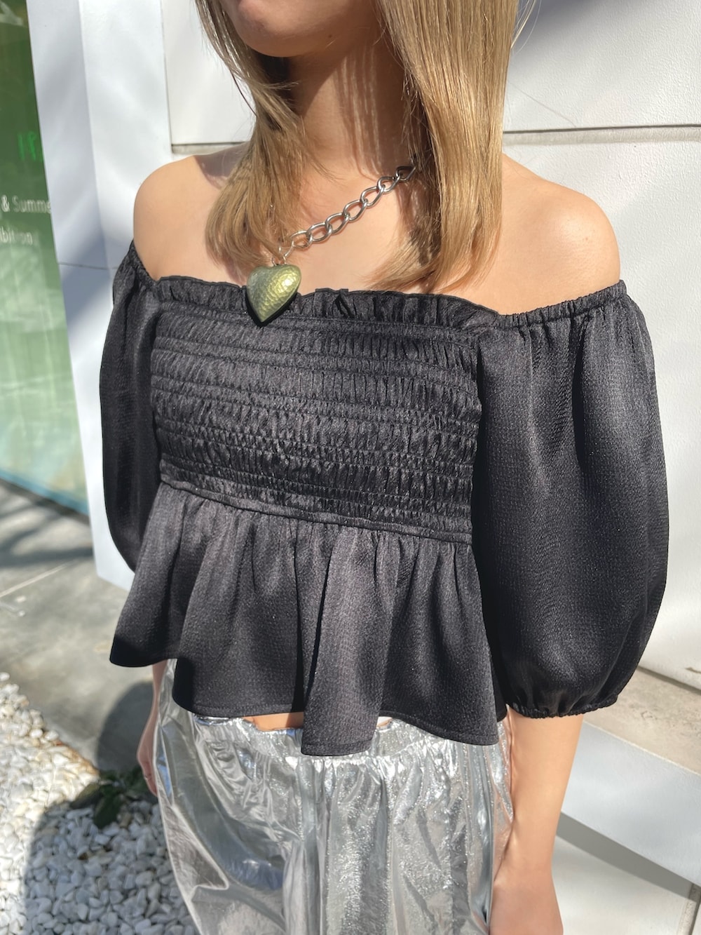 シルバー系のカーゴパンツ、ブラック系のシャツ/ブラウスを着用したレディースの冬コーディネートの9枚目の写真