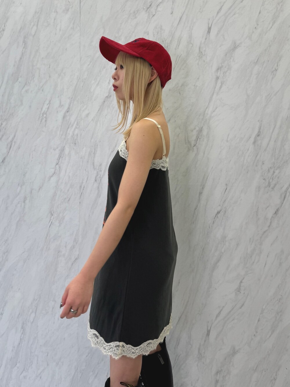 ブラック系のブーツ、ブラック系のワンピース、ブラック系のチョーカーを着用したレディースの夏コーディネートの5枚目の写真