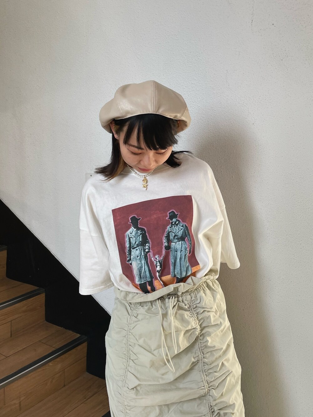 ホワイト系のTシャツ/カットソー、ホワイト系のスカート、ホワイト系のハンチング/ベレー帽を着用したレディースの春コーディネートの2枚目の写真