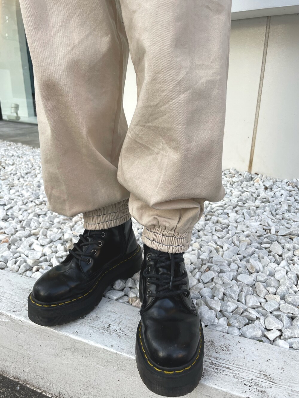 「jouetie、jouetiefashionista、jouetie_ootd、ジュエティ、カラーコーデ、スクエアネック(ネック)、ブラウス×パンツ、ジョガーパンツ、ベレー帽、アイボリーコーデ、低身長コーデ、152cm、ドクターマーチン、Dr.Martens、150cmコーデ」|「jouetieのBIGベレー(ハンチング/ベレー帽、ホワイト系)」を使った、ERIKOさん(レディース・152cm)の冬コーディネートの9枚目の写真
