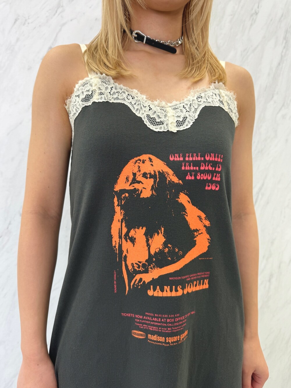 ブラック系のブーツ、ブラック系のワンピース、ブラック系のチョーカーを着用したレディースの夏コーディネートの8枚目の写真