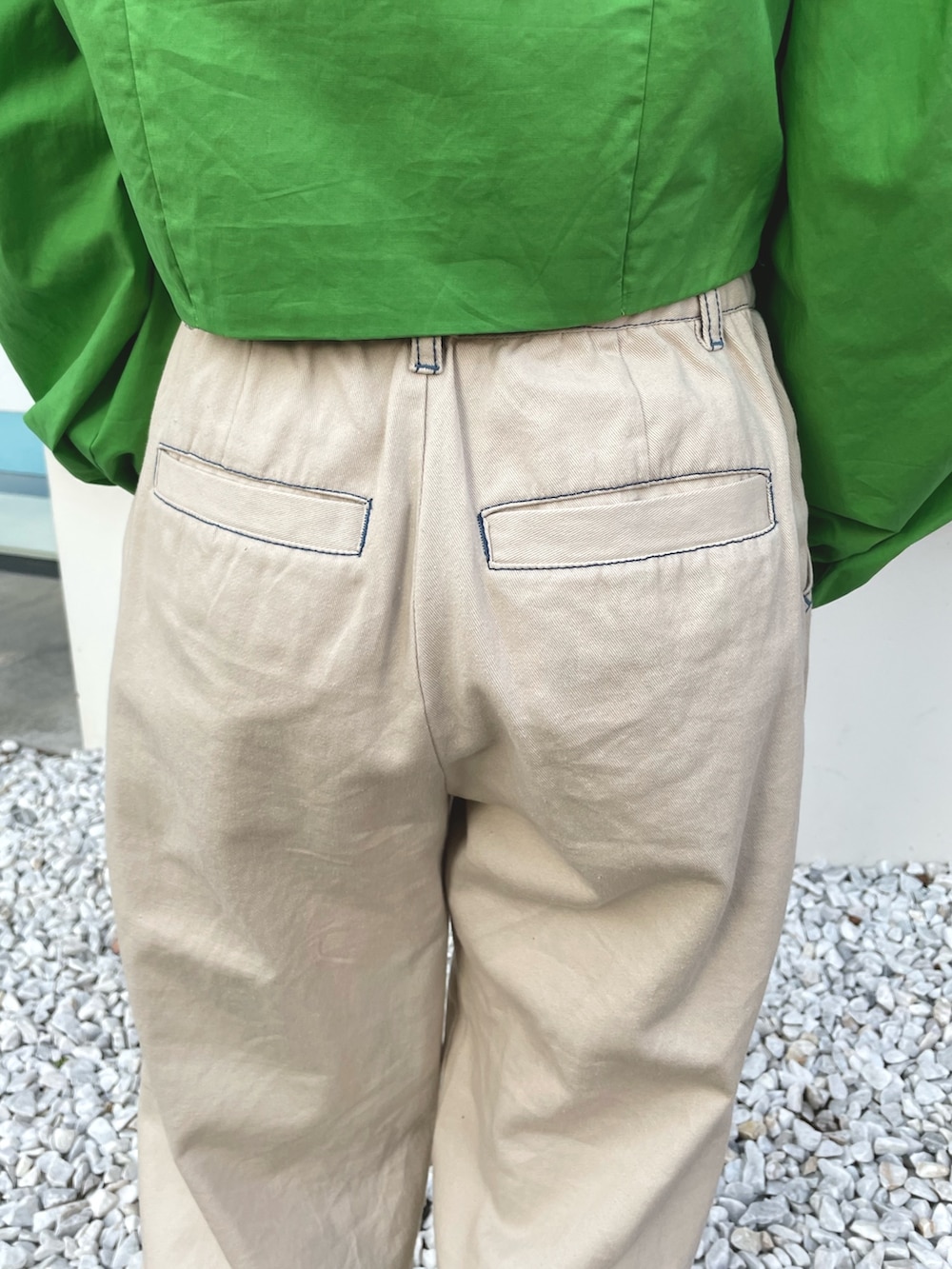 「jouetie、jouetiefashionista、jouetie_ootd、ジュエティ、カラーコーデ、スクエアネック(ネック)、ブラウス×パンツ、ジョガーパンツ、ベレー帽、アイボリーコーデ、低身長コーデ、152cm、ドクターマーチン、Dr.Martens、150cmコーデ」|「jouetieのBIGベレー(ハンチング/ベレー帽、ホワイト系)」を使った、ERIKOさん(レディース・152cm)の冬コーディネートの8枚目の写真