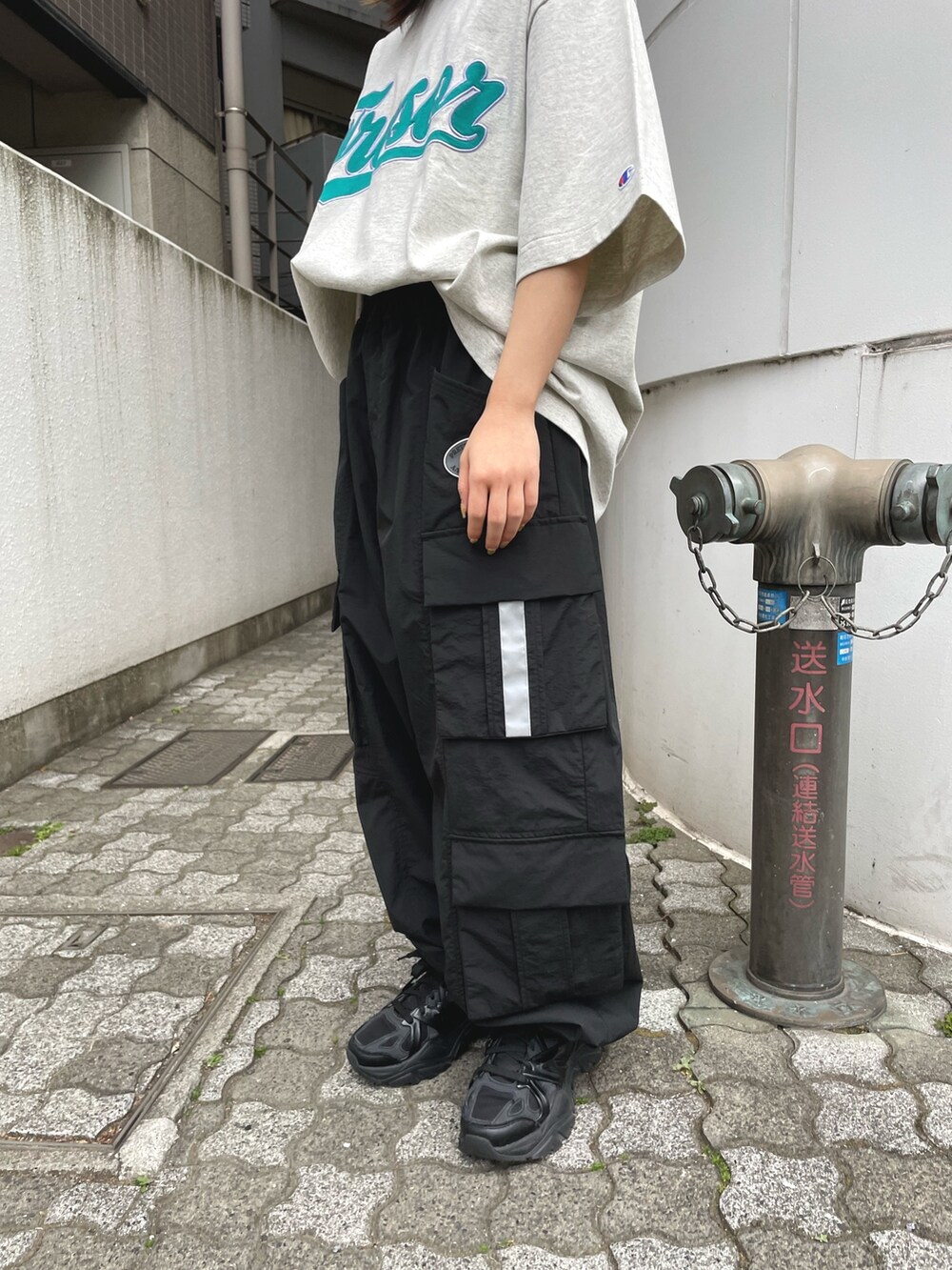 「jouetie、ジュエティ、低身長コーデ、152cm、150cmコーデ、骨格ウェーブ、イエベ春、Champion、チャンピオン、ストリートコーデ、メンズライクコーデ、スケータースタイル、Tシャツ、カーゴパンツ、春服デビュー宣言」｜「jouetieのchampionロゴBIGT【コラボ】（Tシャツ/カットソー、グレー系）」を使った、ERIKOさん（レディース・152cm）の春コーディネートの7枚目の写真