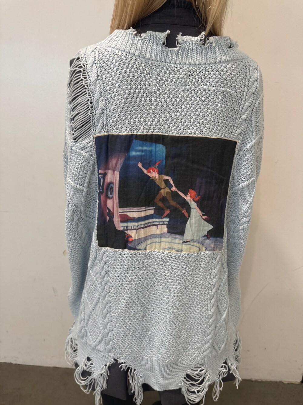 ブラック系のブーツ、グレー系のワンピース、ブルー系のカーディガン/ボレロを着用したレディースの夏コーディネートの10枚目の写真