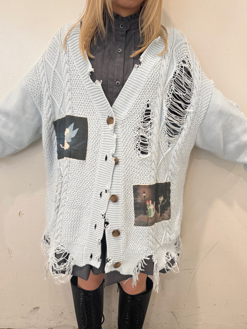 ブラック系のブーツ、グレー系のワンピース、ブルー系のカーディガン/ボレロを着用したレディースの夏コーディネートの7枚目の写真