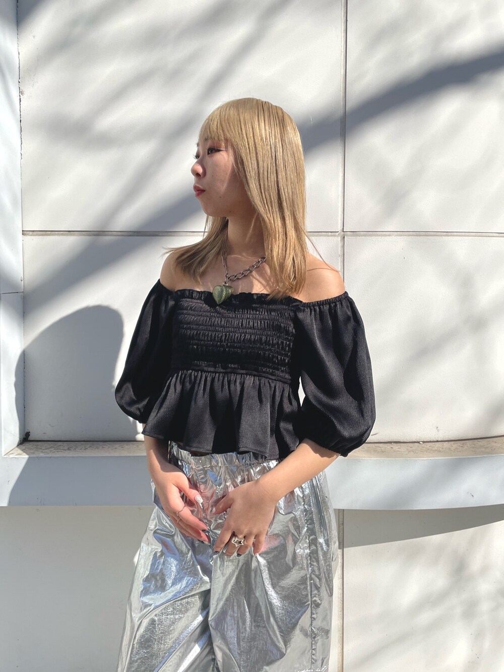 シルバー系のカーゴパンツ、ブラック系のシャツ/ブラウスを着用したレディースの冬コーディネートの7枚目の写真