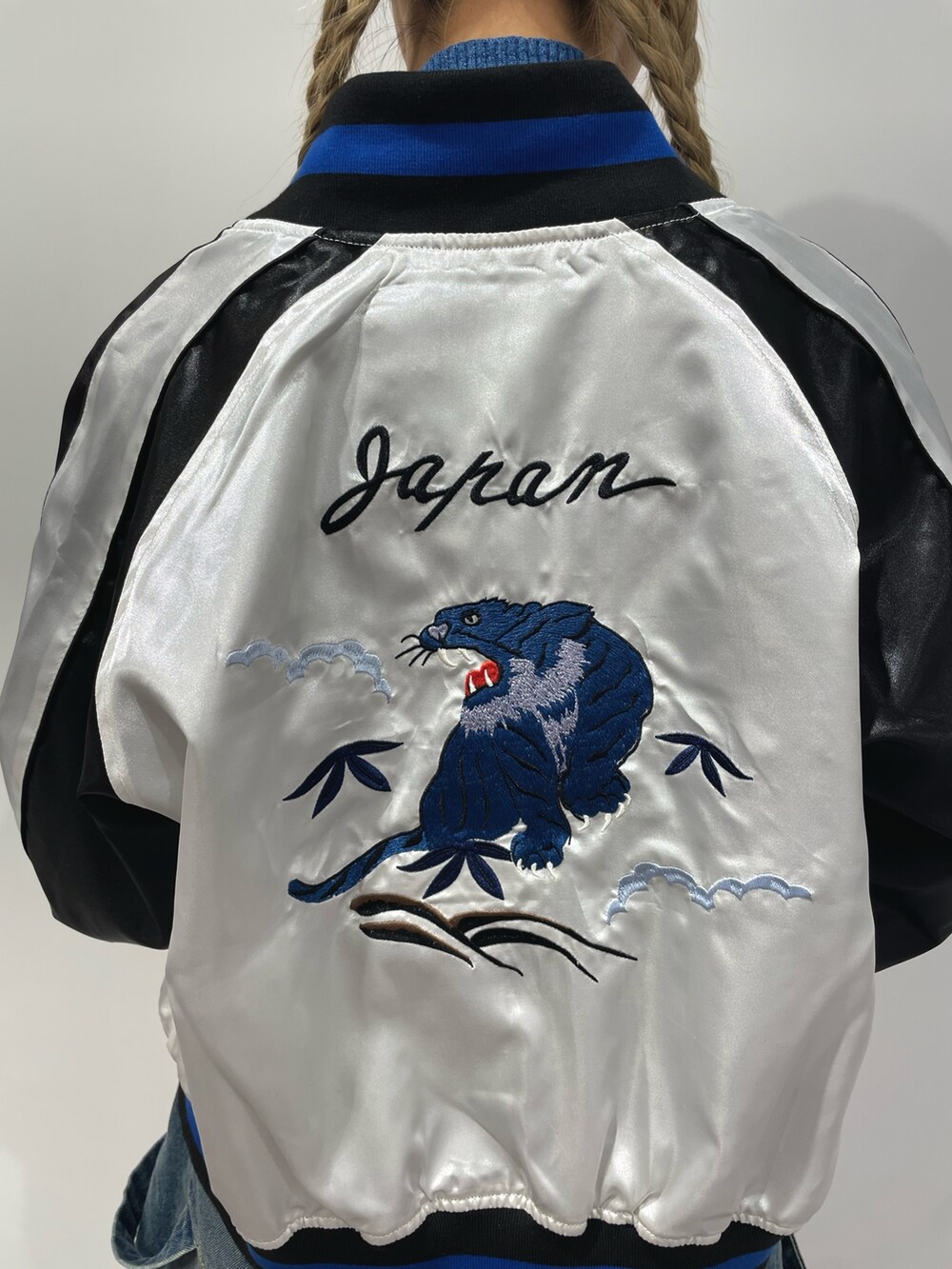 「jouetie、ジュエティ、低身長コーデ、152cm、150cmコーデ、骨格ウェーブ、スカジャン、春服、デニム、デニムスカート、ストリートコーデ、ニット、ハーフジップ、ドクターマーチン、ロングブーツ」｜「jouetieのローズエンブロイダリースカジャン【別注】（スカジャン、ホワイト系）」を使った、ERIKOさん（レディース・152cm）の春コーディネートの7枚目の写真