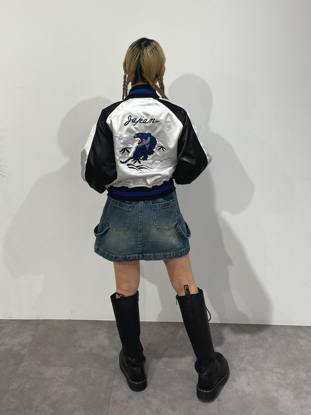 「jouetie、ジュエティ、低身長コーデ、152cm、150cmコーデ、骨格ウェーブ、スカジャン、春服、デニム、デニムスカート、ストリートコーデ、ニット、ハーフジップ、ドクターマーチン、ロングブーツ」｜「jouetieのローズエンブロイダリースカジャン【別注】（スカジャン、ホワイト系）」を使った、ERIKOさん（レディース・152cm）の春コーディネートの3枚目の写真