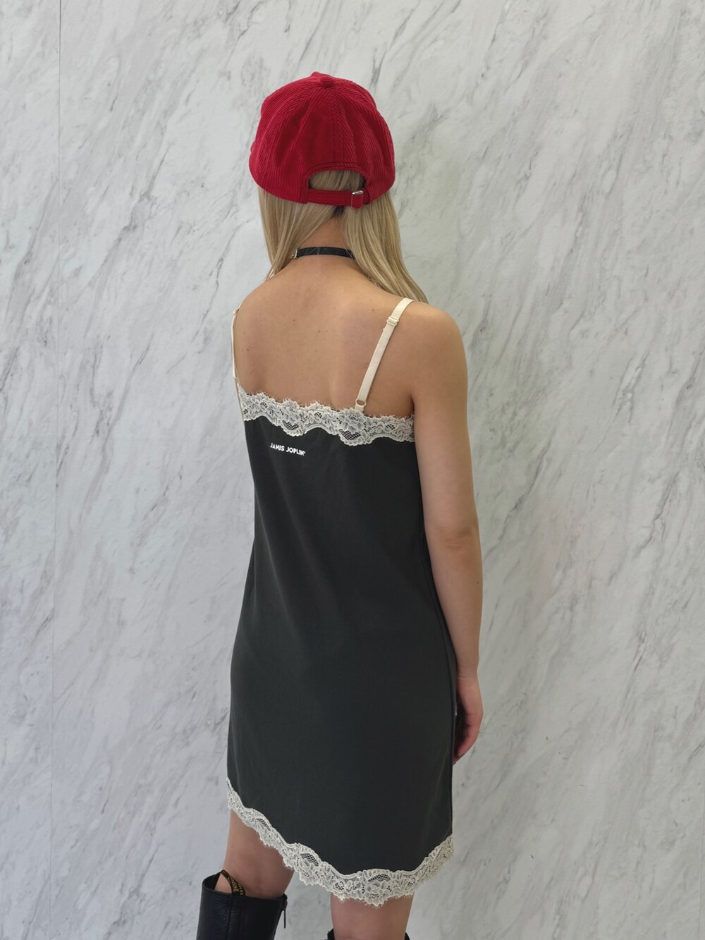 ブラック系のブーツ、ブラック系のワンピース、ブラック系のチョーカーを着用したレディースの夏コーディネートの6枚目の写真