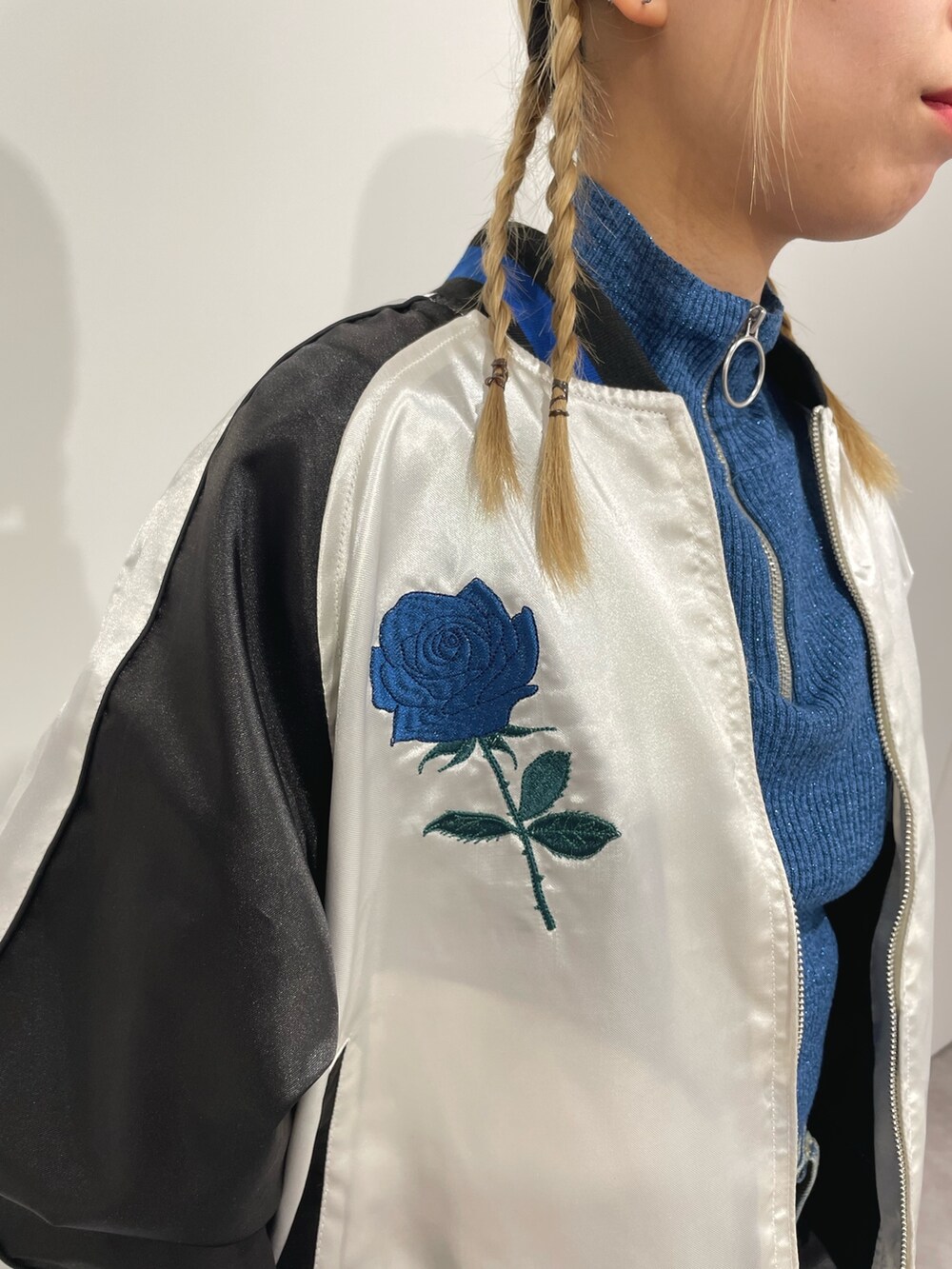 「jouetie、ジュエティ、低身長コーデ、152cm、150cmコーデ、骨格ウェーブ、スカジャン、春服、デニム、デニムスカート、ストリートコーデ、ニット、ハーフジップ、ドクターマーチン、ロングブーツ」｜「jouetieのローズエンブロイダリースカジャン【別注】（スカジャン、ホワイト系）」を使った、ERIKOさん（レディース・152cm）の春コーディネートの6枚目の写真