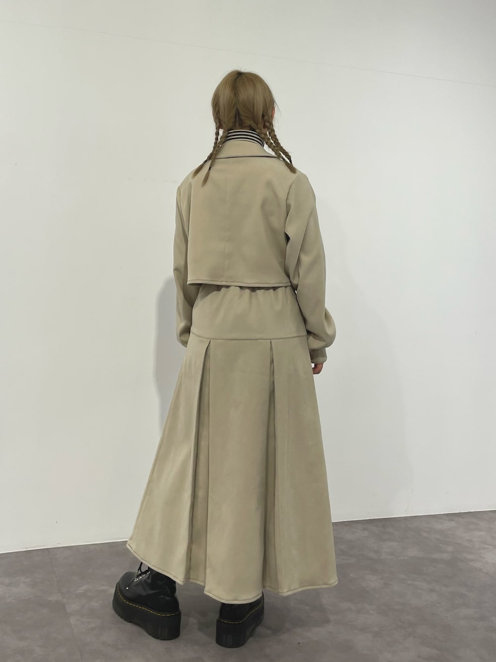 ホワイト系のワンピース、その他のニット/セーター、ブラウン系のチェスターコートを着用したレディースの冬コーディネートの3枚目の写真