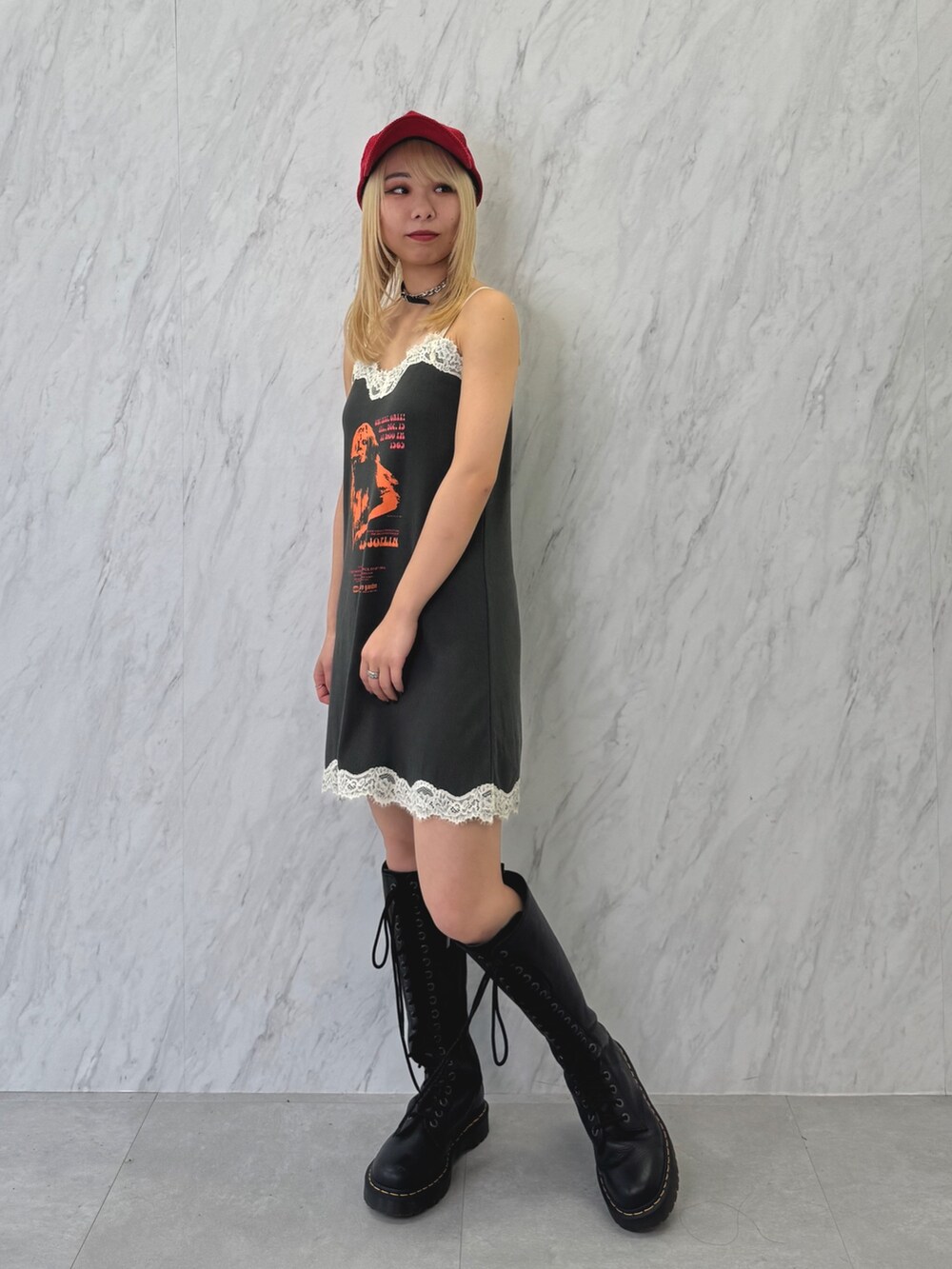 ブラック系のブーツ、ブラック系のワンピース、ブラック系のチョーカーを着用したレディースの夏コーディネートの2枚目の写真