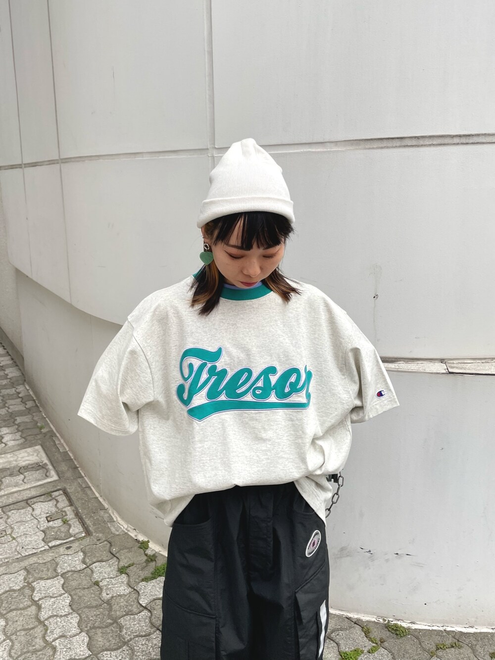 「jouetie、ジュエティ、低身長コーデ、152cm、150cmコーデ、骨格ウェーブ、イエベ春、Champion、チャンピオン、ストリートコーデ、メンズライクコーデ、スケータースタイル、Tシャツ、カーゴパンツ、春服デビュー宣言」｜「jouetieのchampionロゴBIGT【コラボ】（Tシャツ/カットソー、グレー系）」を使った、ERIKOさん（レディース・152cm）の春コーディネートの4枚目の写真