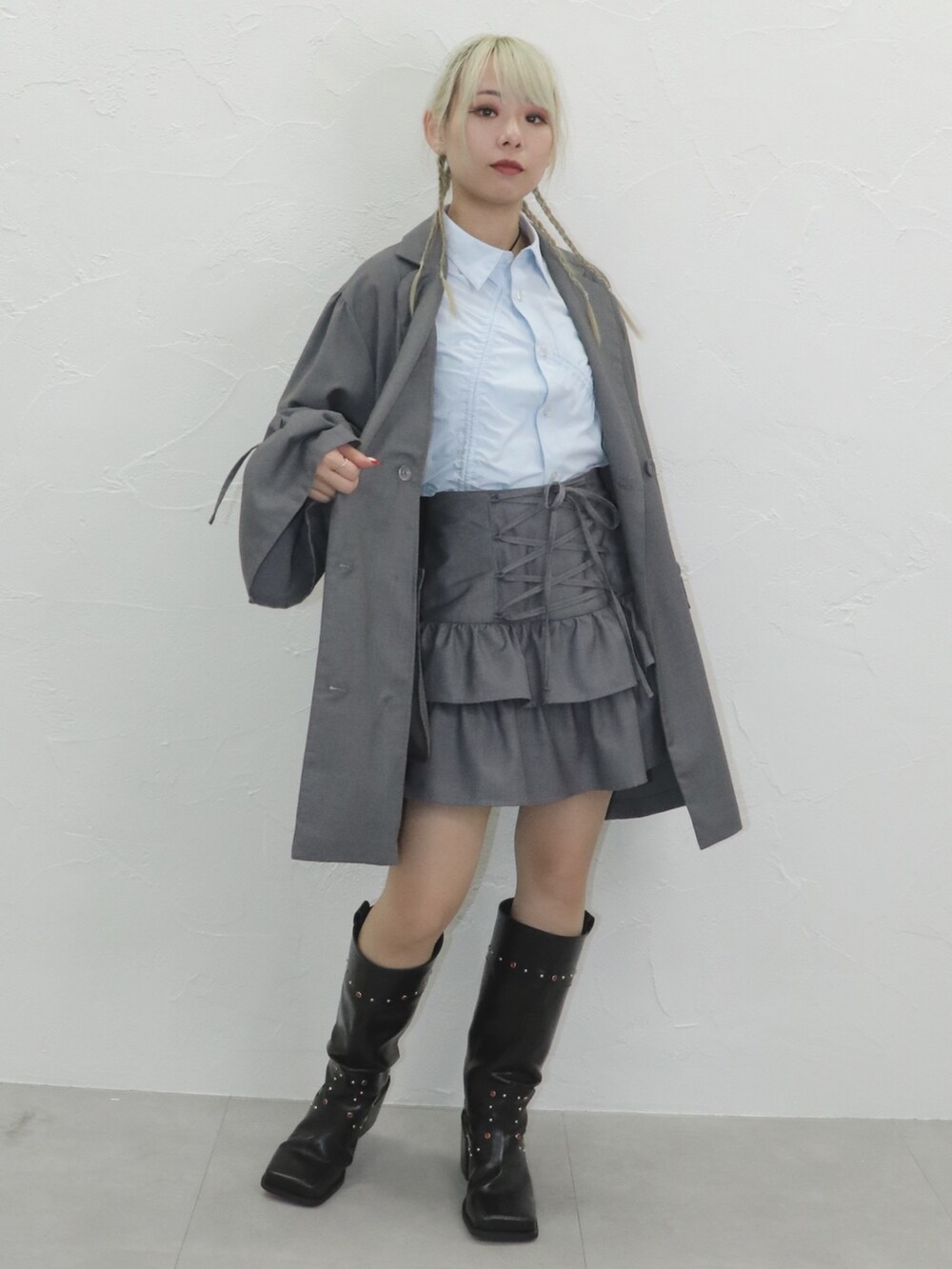 「jouetie、ジュエティ、低身長、低身長コーデ、骨格ウェーブ、イエベ春、ジャケット、セットアップ、リボン、バレエコア、ティアードスカート、ウエスタンブーツ、最近のいい感じコーデ、淡色コーデ、お出かけコーデ」｜「jouetieのリボンスリーブジャケットミニワンピース【セットアップ対応】（テーラードジャケット、グレー系）」を使った、ERIKOさん（レディース・152cm）の秋コーディネートの5枚目の写真