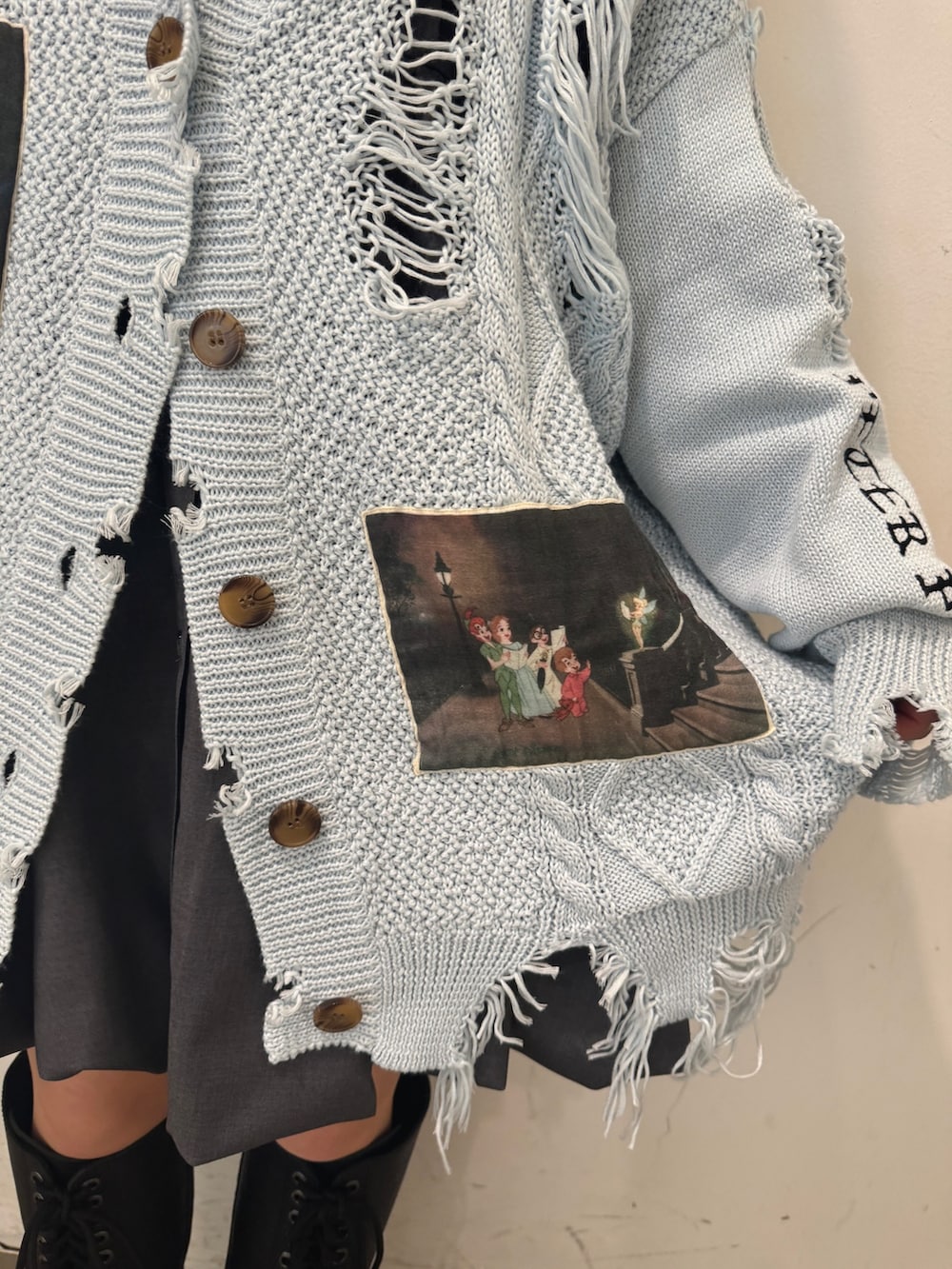 ブラック系のブーツ、グレー系のワンピース、ブルー系のカーディガン/ボレロを着用したレディースの夏コーディネートの8枚目の写真