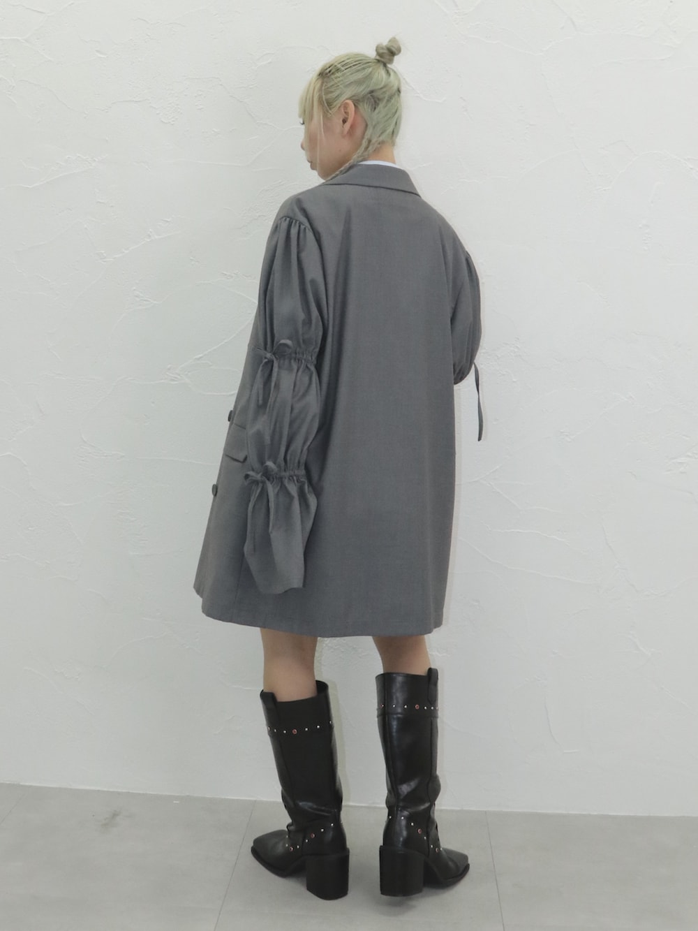 「jouetie、ジュエティ、低身長、低身長コーデ、骨格ウェーブ、イエベ春、ジャケット、セットアップ、リボン、バレエコア、ティアードスカート、ウエスタンブーツ、最近のいい感じコーデ、淡色コーデ、お出かけコーデ」｜「jouetieのリボンスリーブジャケットミニワンピース【セットアップ対応】（テーラードジャケット、グレー系）」を使った、ERIKOさん（レディース・152cm）の秋コーディネートの2枚目の写真