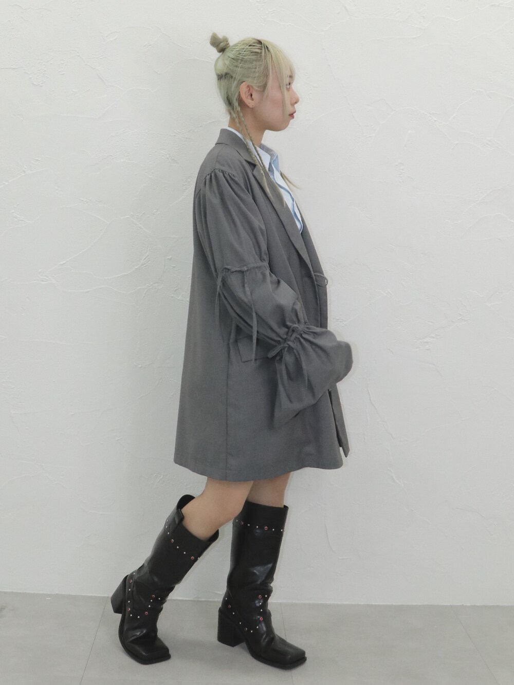 「jouetie、ジュエティ、低身長、低身長コーデ、骨格ウェーブ、イエベ春、ジャケット、セットアップ、リボン、バレエコア、ティアードスカート、ウエスタンブーツ、最近のいい感じコーデ、淡色コーデ、お出かけコーデ」｜「jouetieのリボンスリーブジャケットミニワンピース【セットアップ対応】（テーラードジャケット、グレー系）」を使った、ERIKOさん（レディース・152cm）の秋コーディネートの6枚目の写真