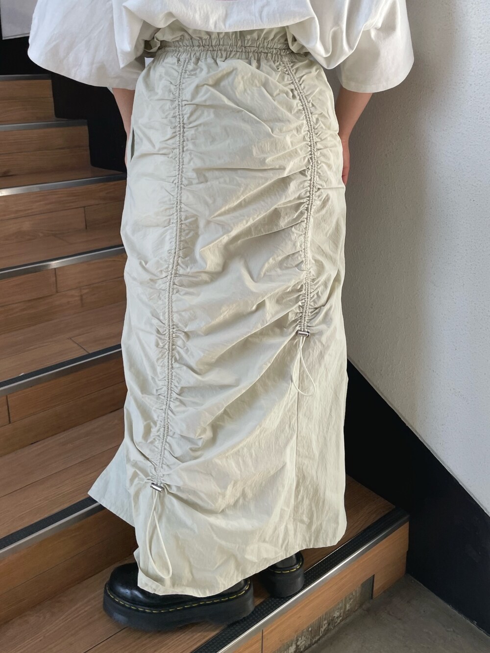 ホワイト系のTシャツ/カットソー、ホワイト系のスカート、ホワイト系のハンチング/ベレー帽を着用したレディースの春コーディネートの5枚目の写真