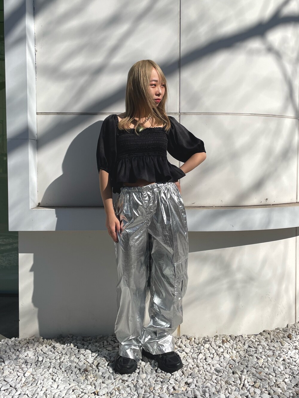 シルバー系のカーゴパンツ、ブラック系のシャツ/ブラウスを着用したレディースの冬コーディネートの2枚目の写真