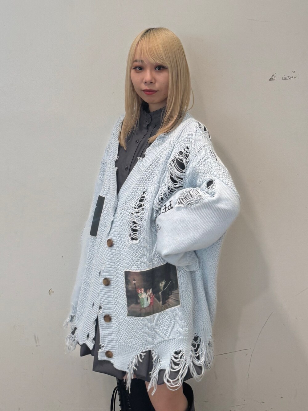 ブラック系のブーツ、グレー系のワンピース、ブルー系のカーディガン/ボレロを着用したレディースの夏コーディネートの5枚目の写真