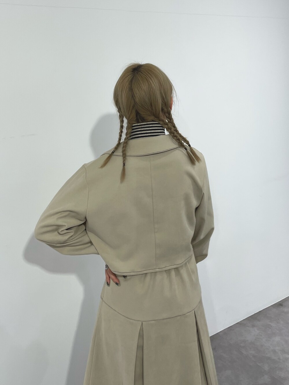 ホワイト系のワンピース、その他のニット/セーター、ブラウン系のチェスターコートを着用したレディースの冬コーディネートの5枚目の写真