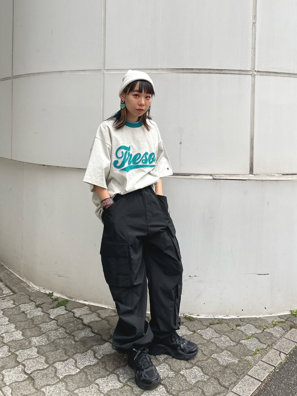 「jouetie、ジュエティ、低身長コーデ、152cm、150cmコーデ、骨格ウェーブ、イエベ春、Champion、チャンピオン、ストリートコーデ、メンズライクコーデ、スケータースタイル、Tシャツ、カーゴパンツ、春服デビュー宣言」｜「jouetieのchampionロゴBIGT【コラボ】（Tシャツ/カットソー、グレー系）」を使った、ERIKOさん（レディース・152cm）の春コーディネートの2枚目の写真