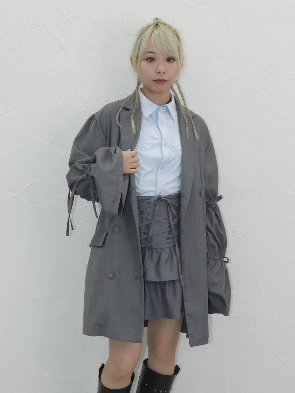 「jouetie、ジュエティ、低身長、低身長コーデ、骨格ウェーブ、イエベ春、ジャケット、セットアップ、リボン、バレエコア、ティアードスカート、ウエスタンブーツ、最近のいい感じコーデ、淡色コーデ、お出かけコーデ」｜「jouetieのリボンスリーブジャケットミニワンピース【セットアップ対応】（テーラードジャケット、グレー系）」を使った、ERIKOさん（レディース・152cm）の秋コーディネートの7枚目の写真