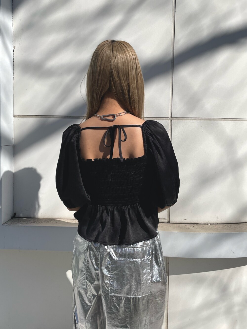 シルバー系のカーゴパンツ、ブラック系のシャツ/ブラウスを着用したレディースの冬コーディネートの6枚目の写真