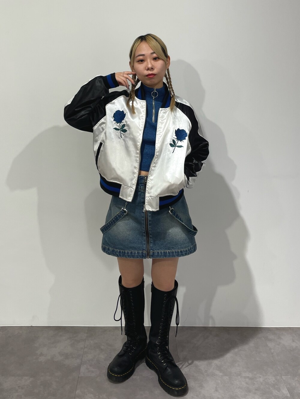 「jouetie、ジュエティ、低身長コーデ、152cm、150cmコーデ、骨格ウェーブ、スカジャン、春服、デニム、デニムスカート、ストリートコーデ、ニット、ハーフジップ、ドクターマーチン、ロングブーツ」｜「jouetieのローズエンブロイダリースカジャン【別注】（スカジャン、ホワイト系）」を使った、ERIKOさん（レディース・152cm）の春コーディネートの2枚目の写真