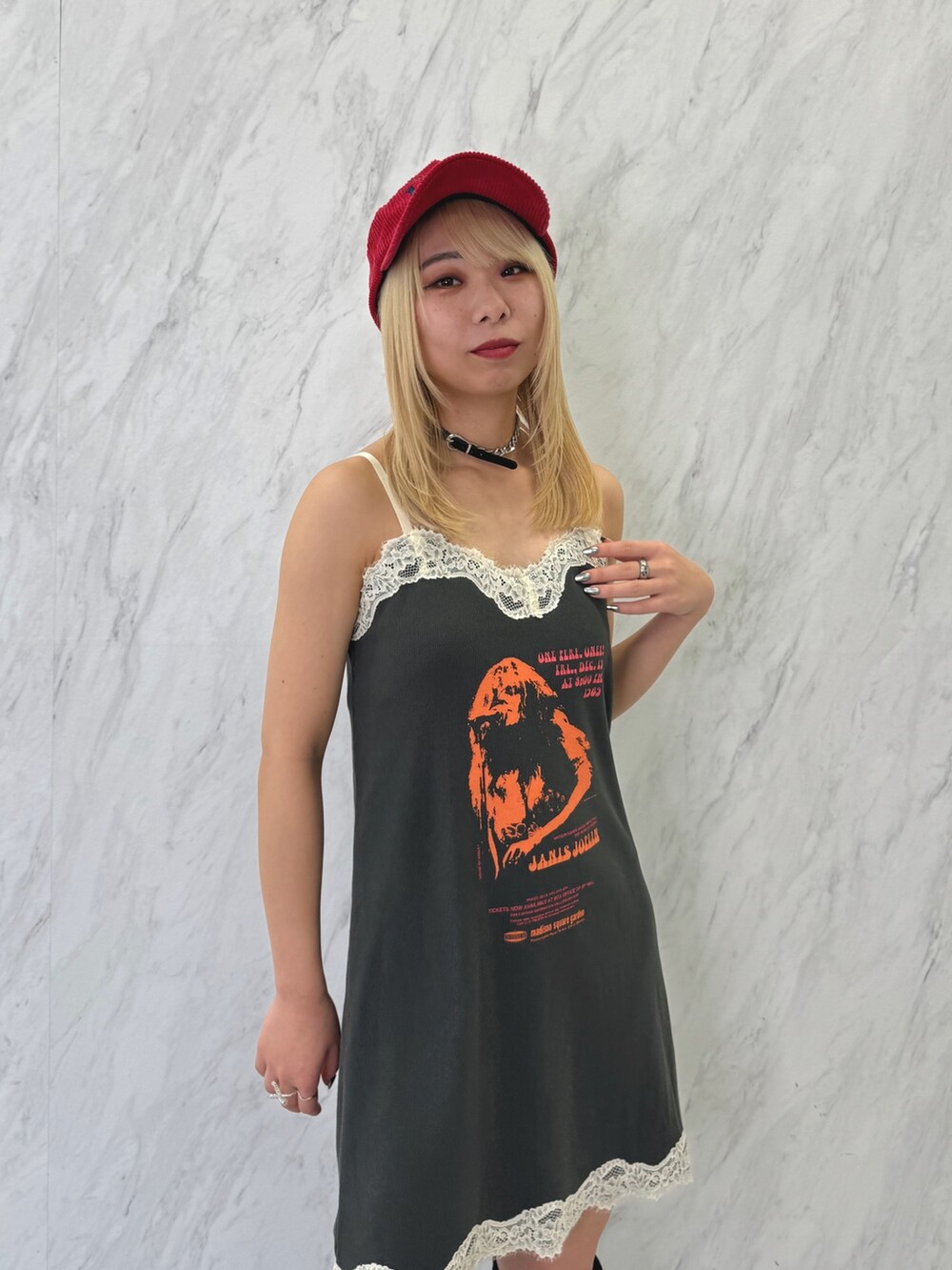 ブラック系のブーツ、ブラック系のワンピース、ブラック系のチョーカーを着用したレディースの夏コーディネートの4枚目の写真