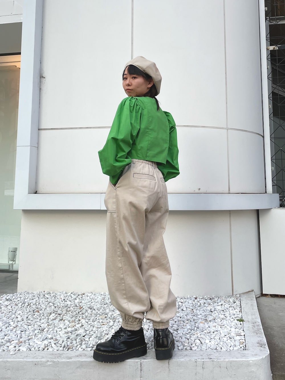 「jouetie、jouetiefashionista、jouetie_ootd、ジュエティ、カラーコーデ、スクエアネック(ネック)、ブラウス×パンツ、ジョガーパンツ、ベレー帽、アイボリーコーデ、低身長コーデ、152cm、ドクターマーチン、Dr.Martens、150cmコーデ」|「jouetieのBIGベレー(ハンチング/ベレー帽、ホワイト系)」を使った、ERIKOさん(レディース・152cm)の冬コーディネートの4枚目の写真